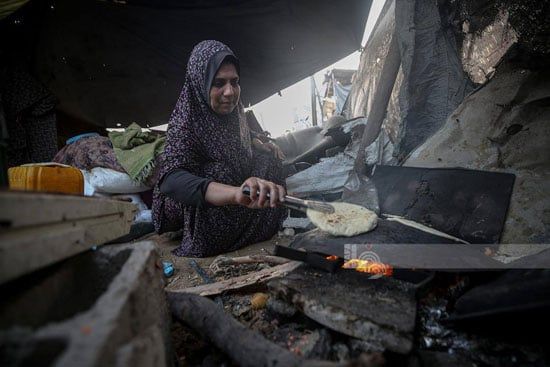 سيدة تجهز الخبر فى جباليا سيدة تجهز الخبر فى جباليا