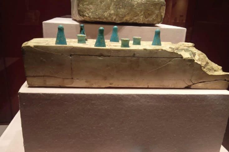 مصنوعه،قاعدتها من حجر الجير