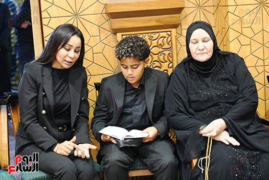 علي نجل محمد رمضان بصحبة جدته وعمته