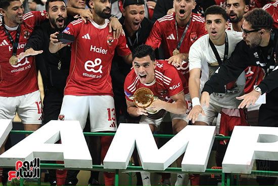 تتويج لاعبي الأهلي بالسوبر تتويج لاعبي الأهلي بالسوبر