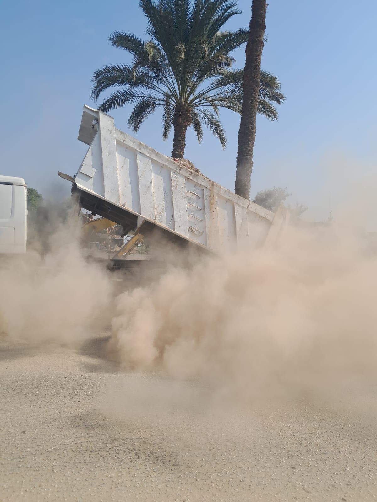 الأتربة لإغلاق مدخل الكوبرى