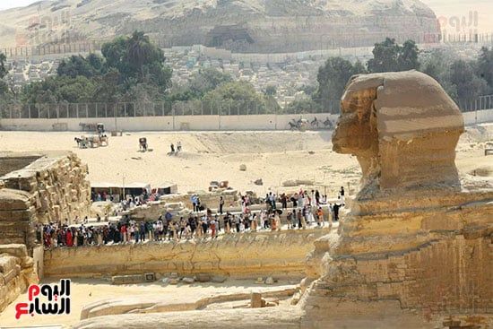 أبو الهول وزوار منطقة الأهرامات