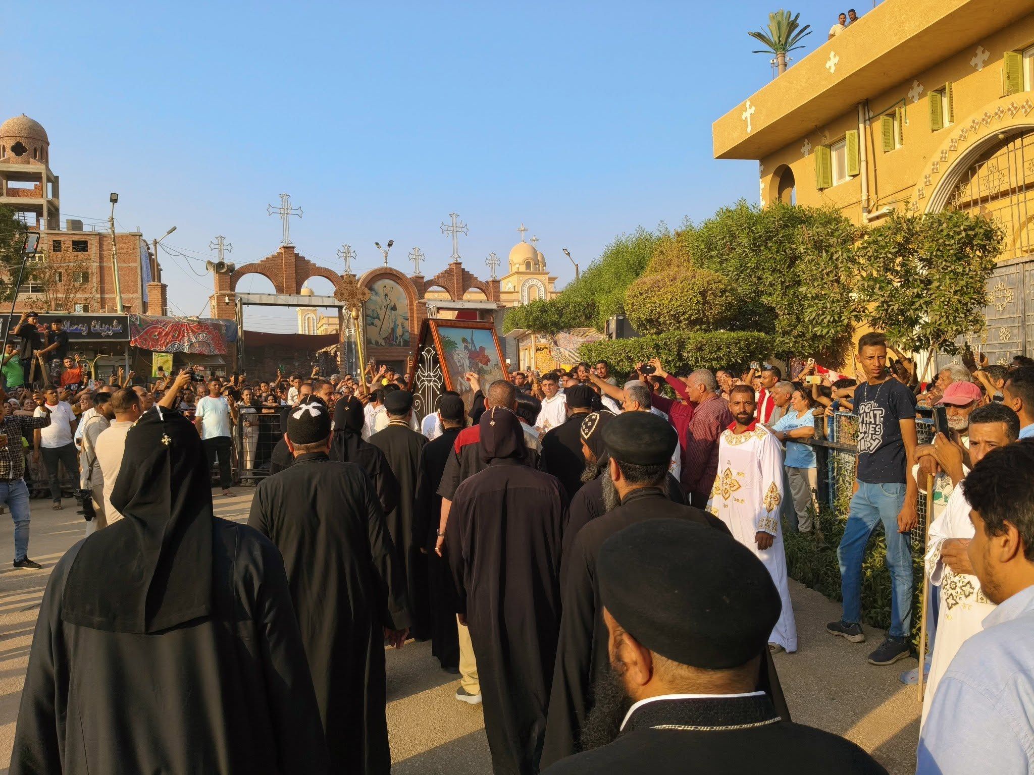 زفة بأيقونة الشهيد ضمن احتفالات دير مارجرجس بالرزيقات