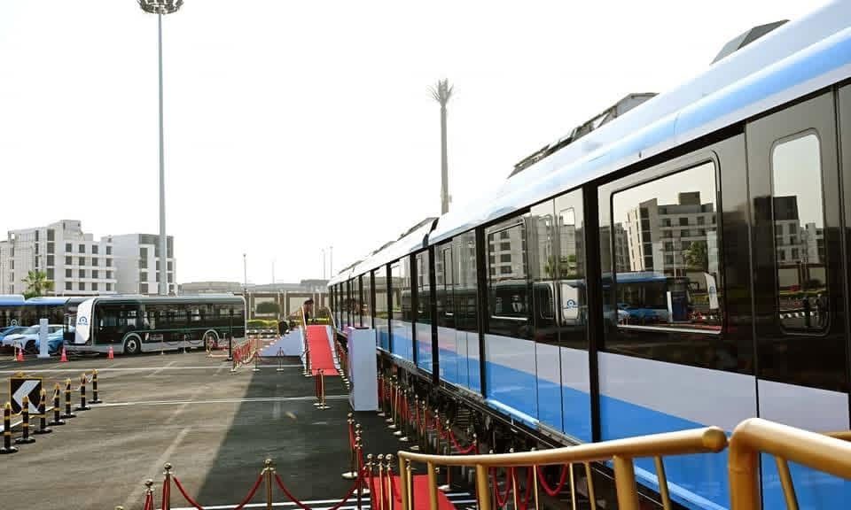 أحدث وسائل النقل والصناعات المحلية بساعة الاصطفاف بالمعرض أحدث وسائل النقل والصناعات المحلية بساعة الاصطفاف بالمعرض