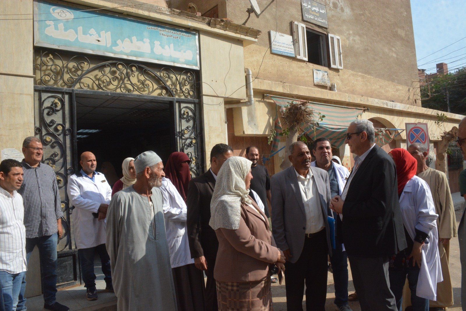 جولة المحافظ بعيادة التأمين الصحي