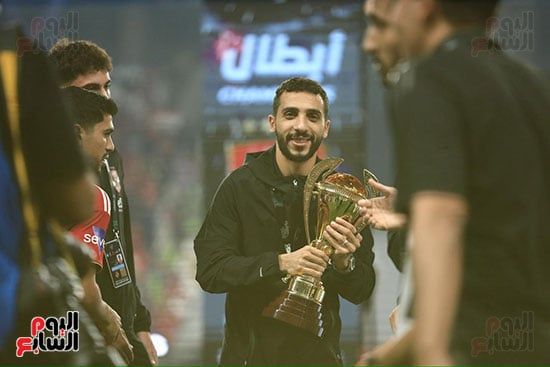 كريم فؤاد مع كأس السوبر المصري كريم فؤاد مع كأس السوبر المصري
