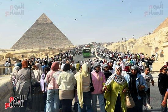 حشود في الأهرامات