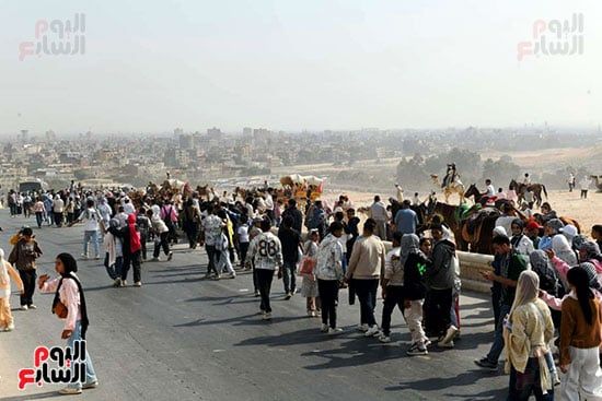 توافد على منطقة الأهرامات