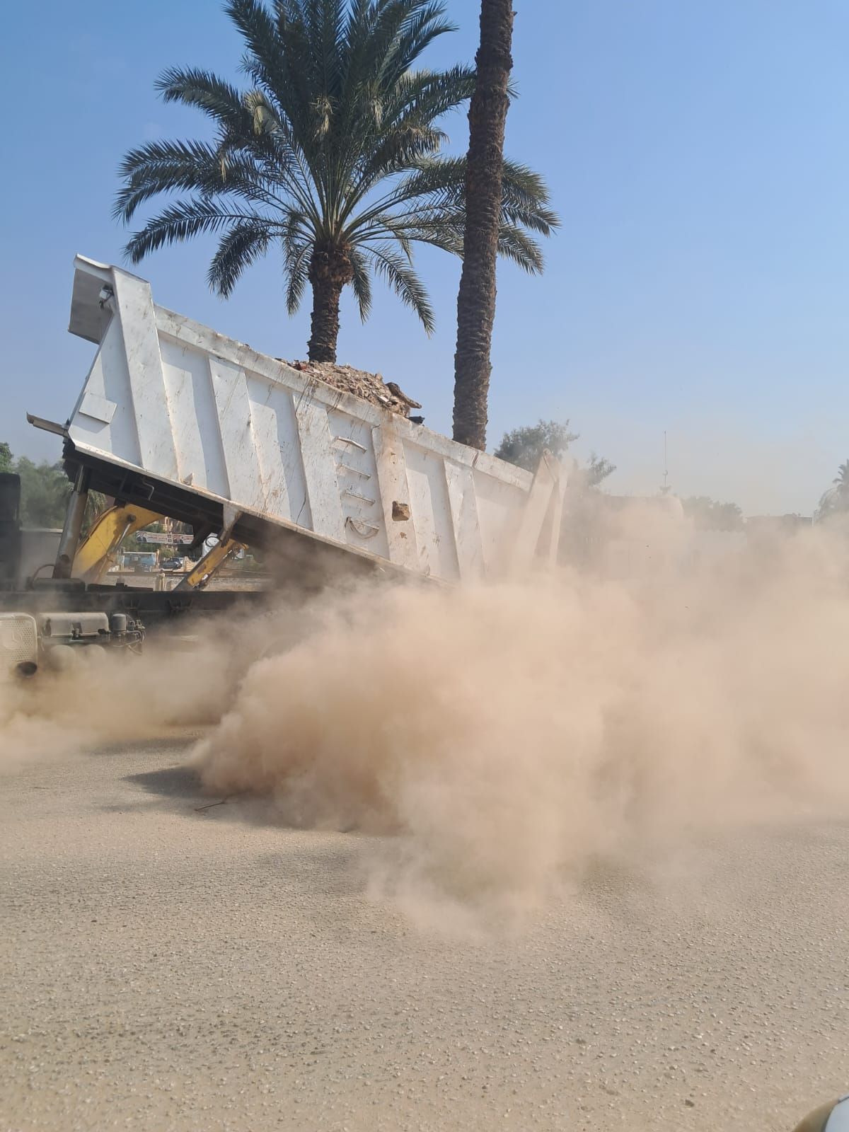 إغلاق الطريق بالاتربة