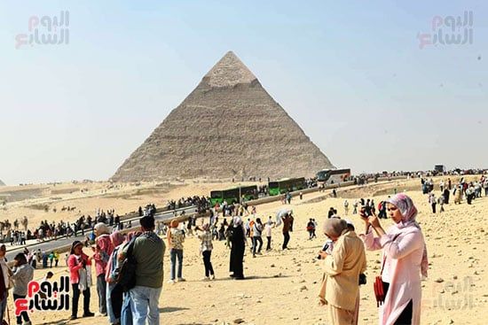 المصريون في الأهرامات