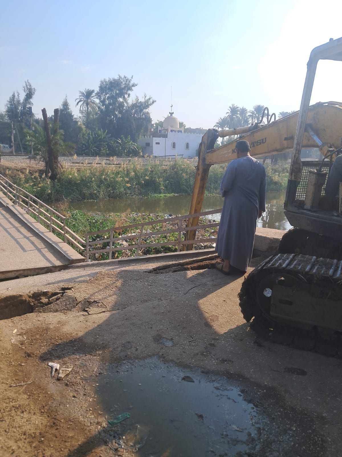 معدات الرى تطهر المجرى قبل الكوبرى