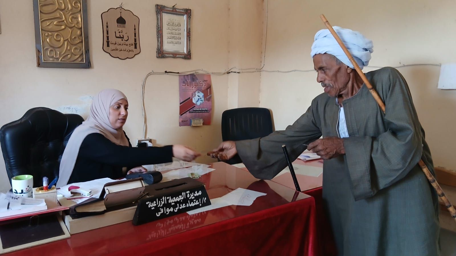 اعتماد عدلي مع أحد المزارعين اعتماد عدلي مع أحد المزارعين