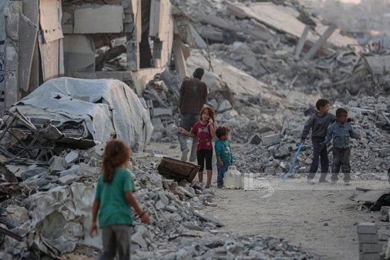 الأطفال وسط ركام المبانى الأطفال وسط ركام المبانى