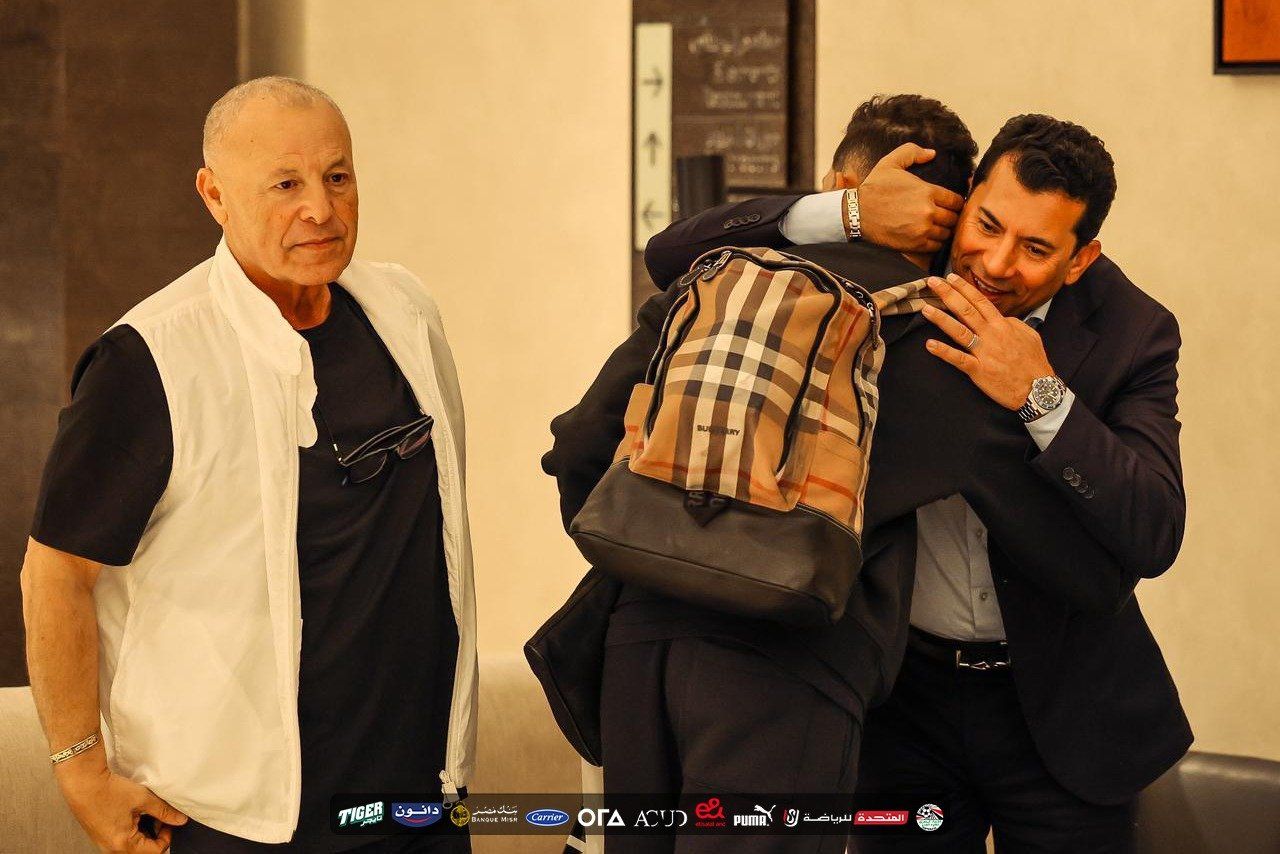 اشرف صبحي يحتضن فتوح