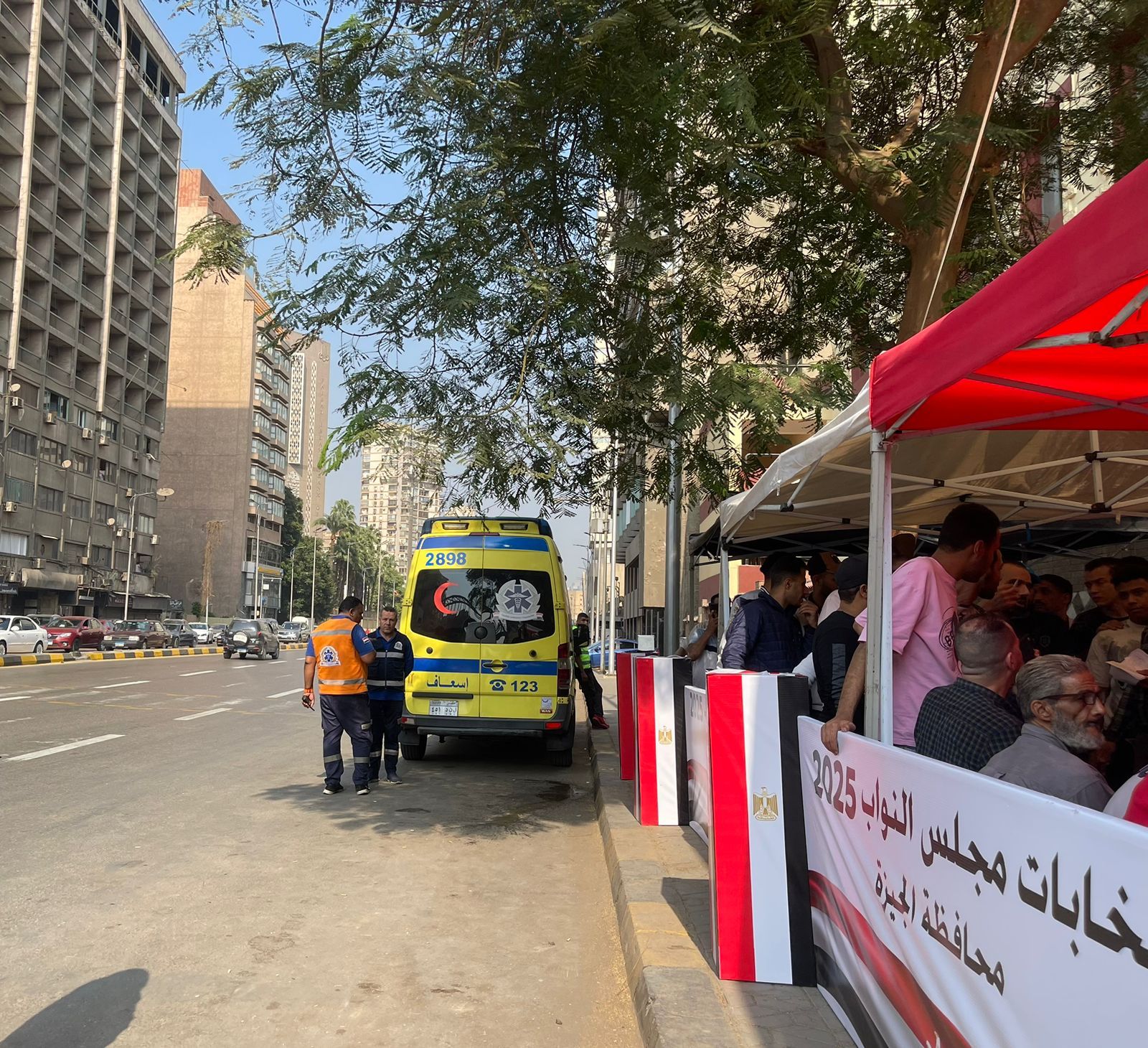 سيارات مجهزة أمام اللجان فى الجيزة لخدمة الناخبين سيارات مجهزة أمام اللجان فى الجيزة لخدمة الناخبين