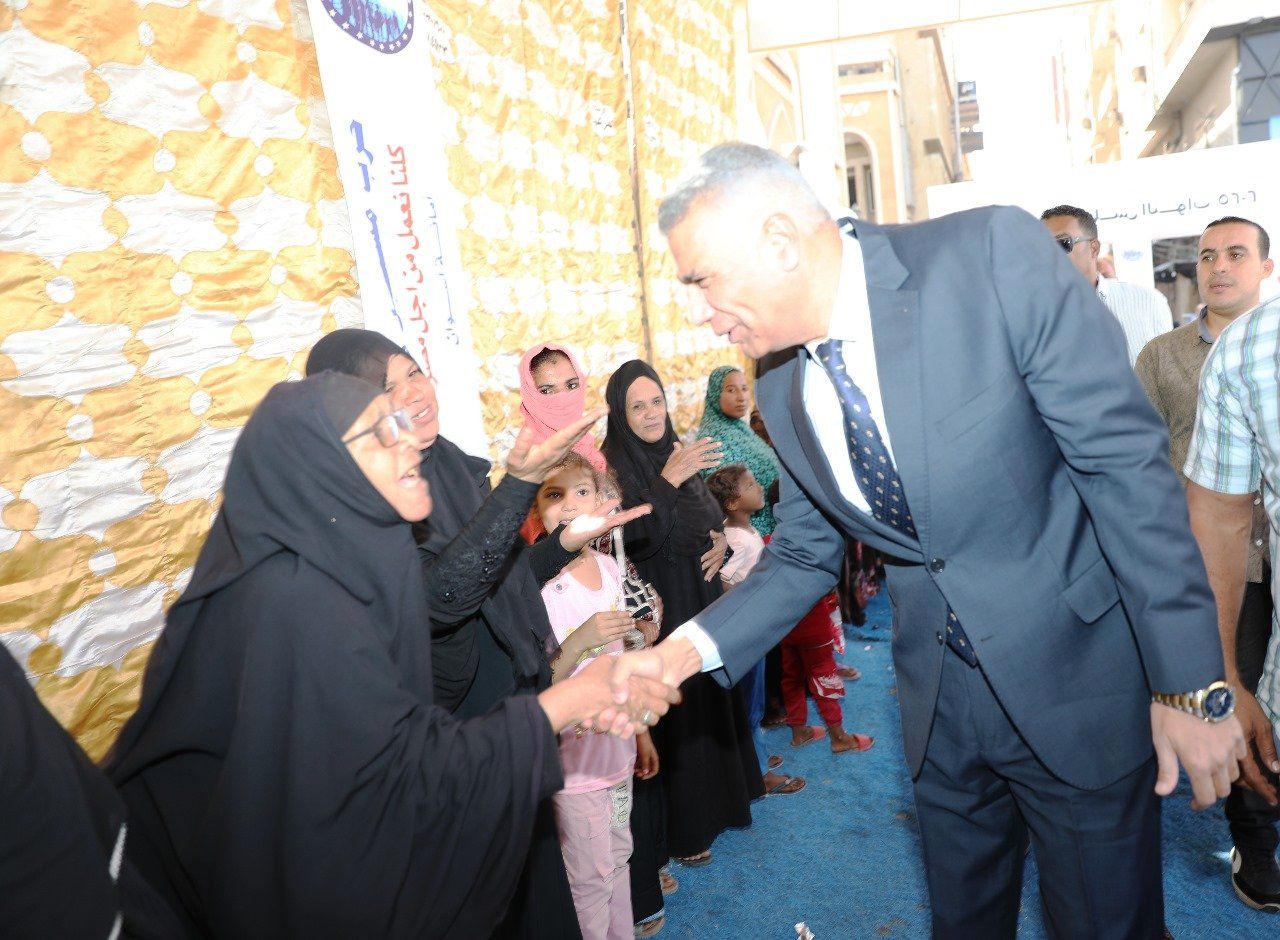 محافظ اسوان يصافح الناخبين