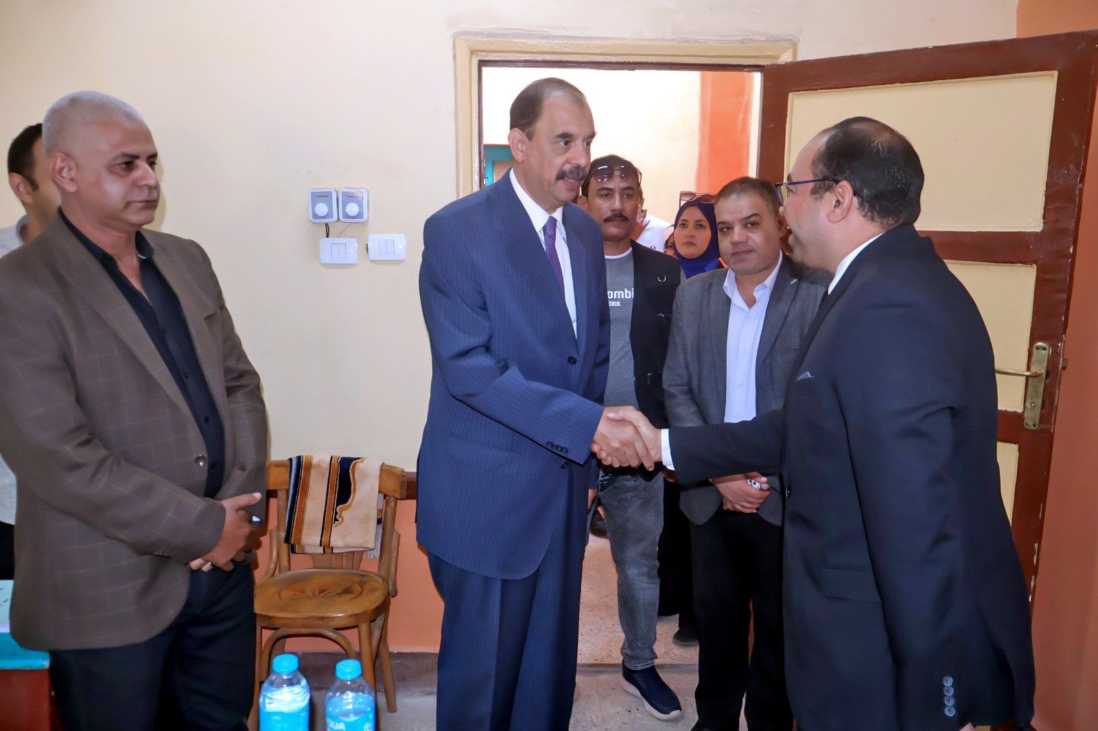 المحافظ مع رئيس اللجنة بطما المحافظ مع رئيس اللجنة بطما