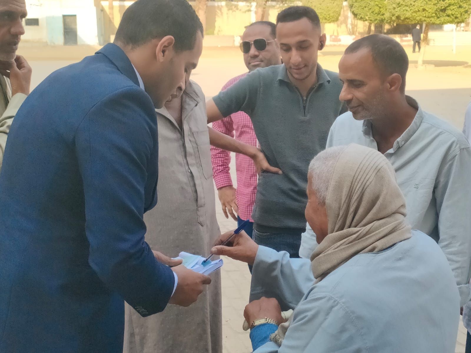 موقف إنساني مع أحد الناخبين