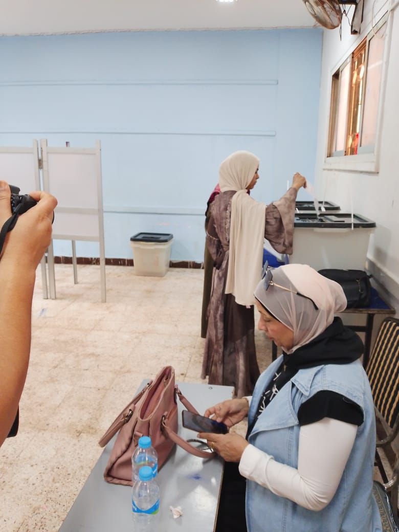 ناخبة تدلي بصوتها في لجنة بالوراق