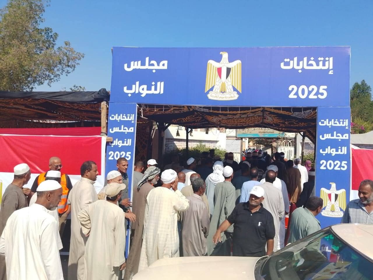 حشود أمام القصير،