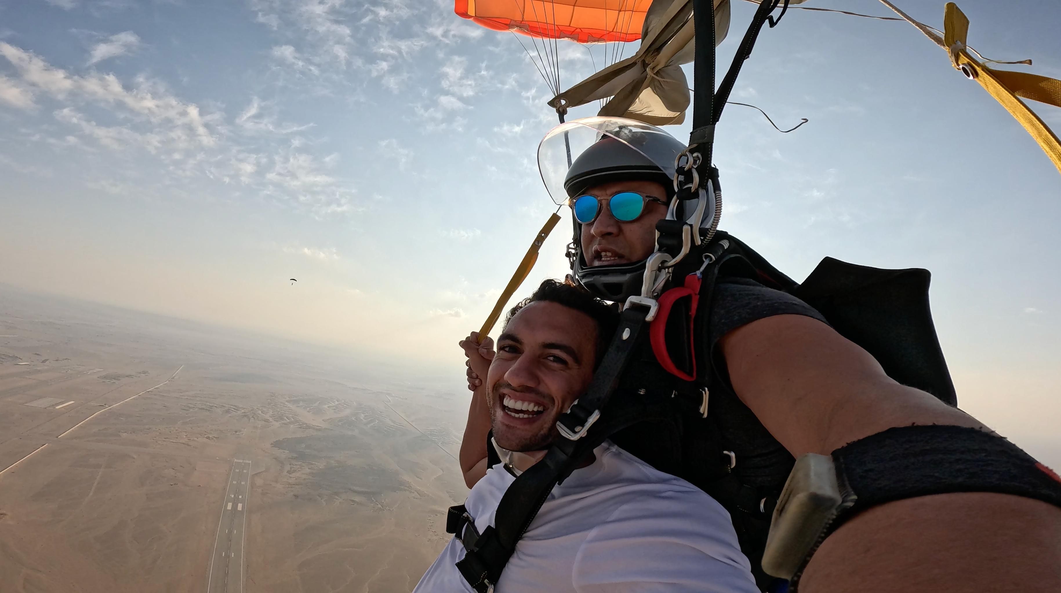 بطل الخماسي يقفز بالمظلات بطل الخماسي يقفز بالمظلات