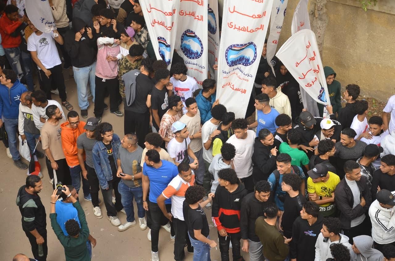 توافد الناخبين على لجنة مدرسة أبيس السابعة الابتدائية فى الإسكندرية (2)