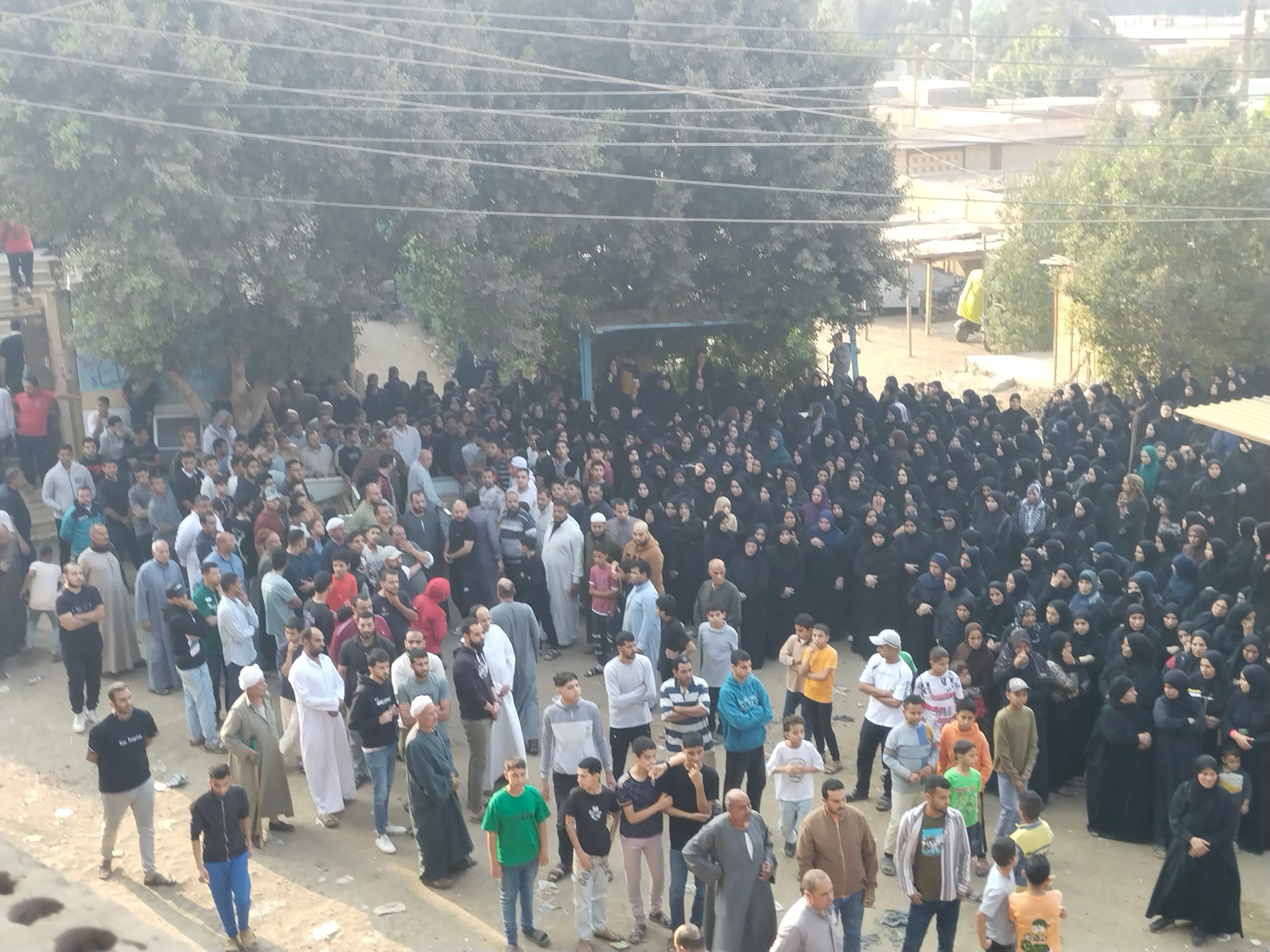 جانب من تشييع الجنازة جانب من تشييع الجنازة