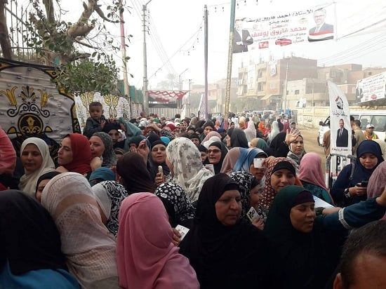 اقبال من السيدات على اللجان الانتخابية (5)