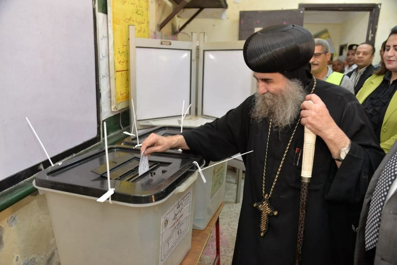 الأنبا يوأنس يُدلي بصوته في انتخابات مجلس النواب