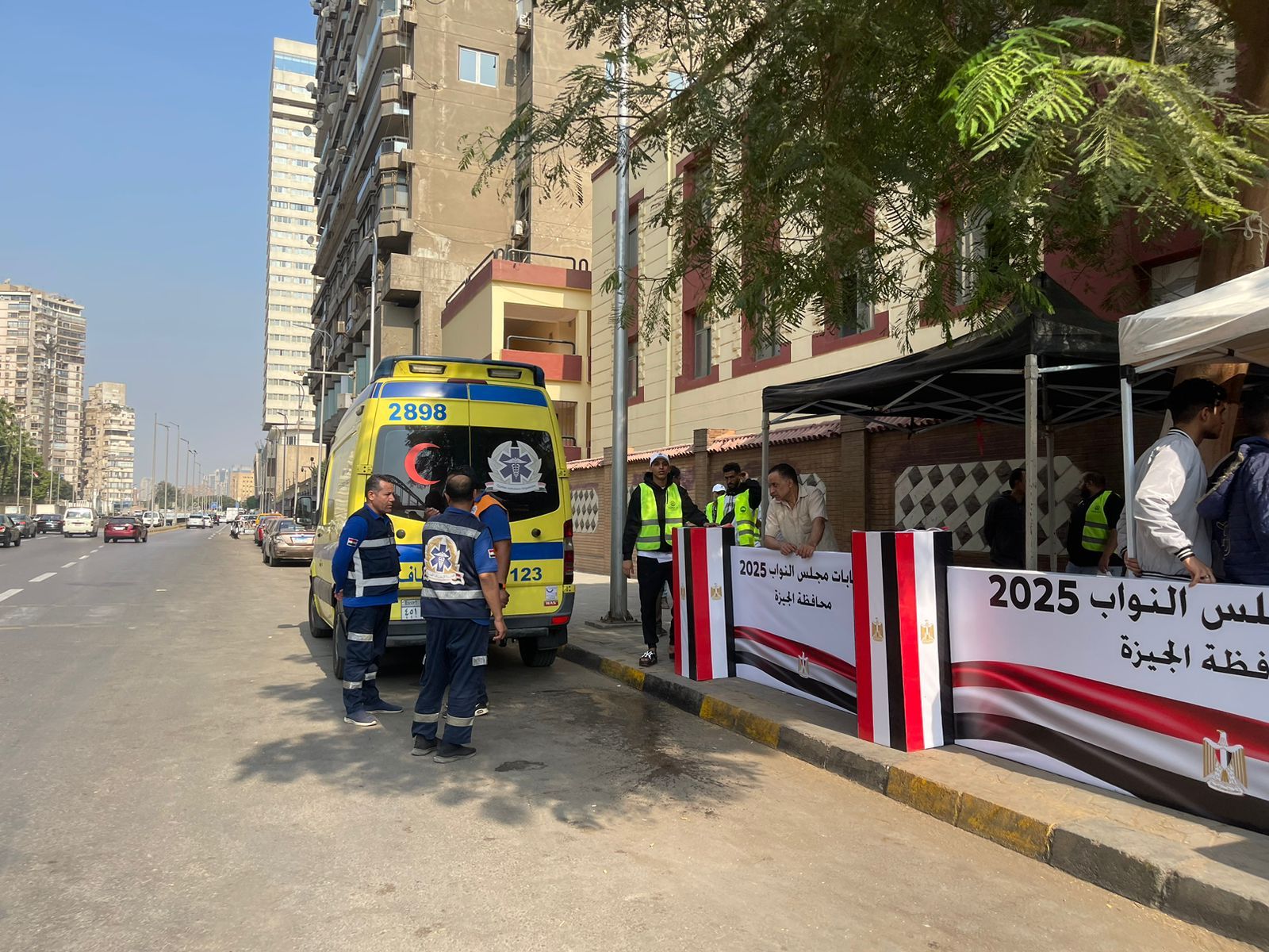 سيارات مجهزة أمام اللجان فى الجيزة سيارات مجهزة أمام اللجان فى الجيزة