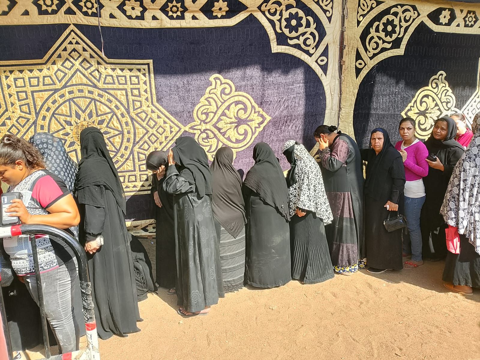 سيدات يستعلمن عن ارقامهن في الكشوف سيدات يستعلمن عن ارقامهن في الكشوف