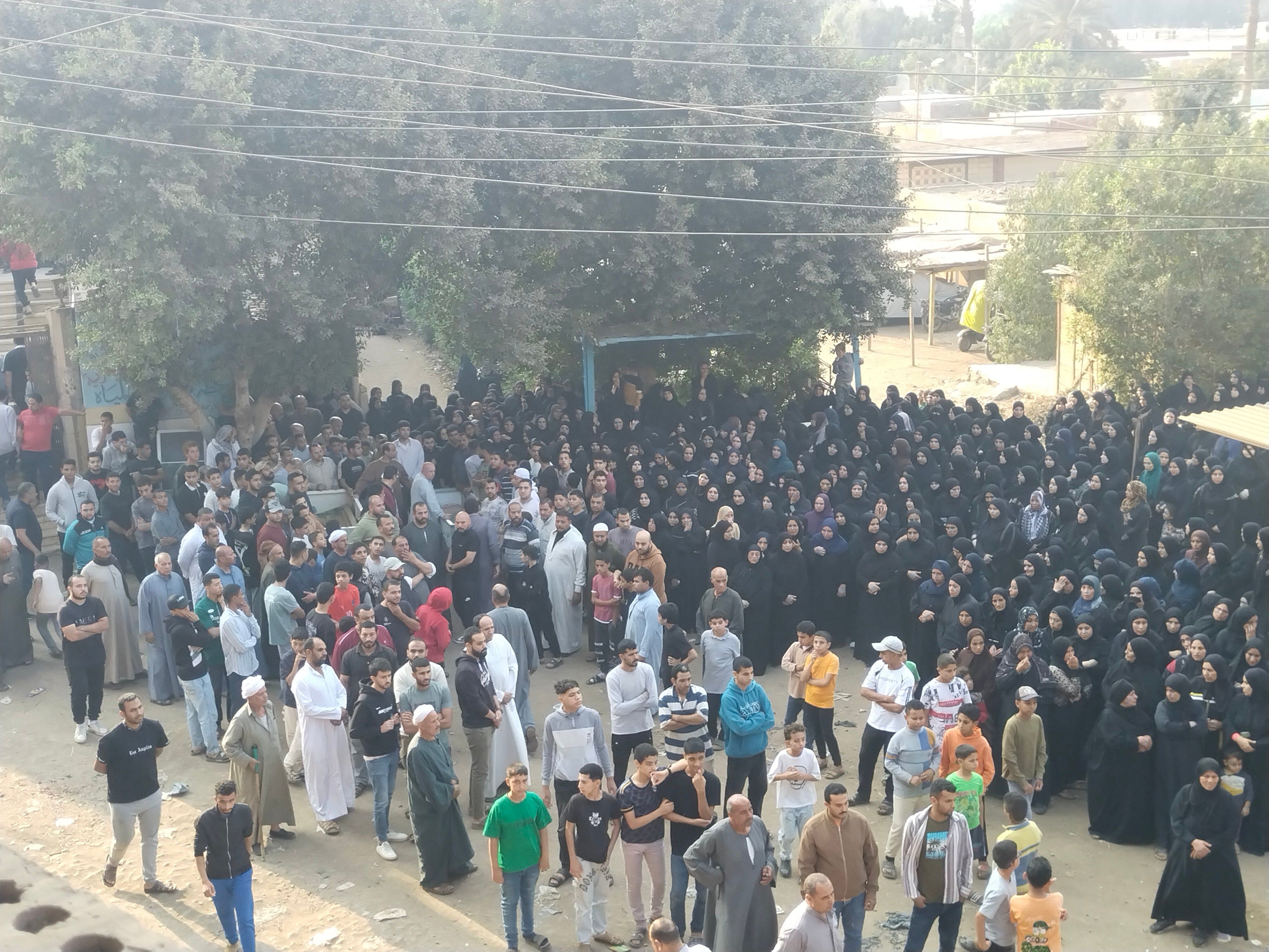 جنازة شقيقين توفيا فى حادث تصادم 3 سيارات جنازة شقيقين توفيا فى حادث تصادم 3 سيارات