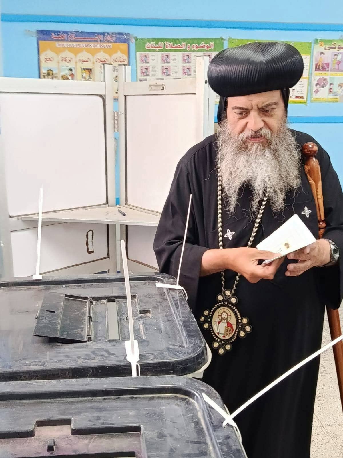 الأنبا ثاؤفيلس يشارك في الإدلاء بصوته في الانتخابات البرلمانية