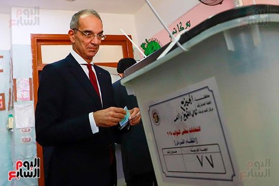 وزير الاتصالات يدلى بصوته فى انتخابات النواب (11) وزير الاتصالات يدلى بصوته فى انتخابات النواب (11)
