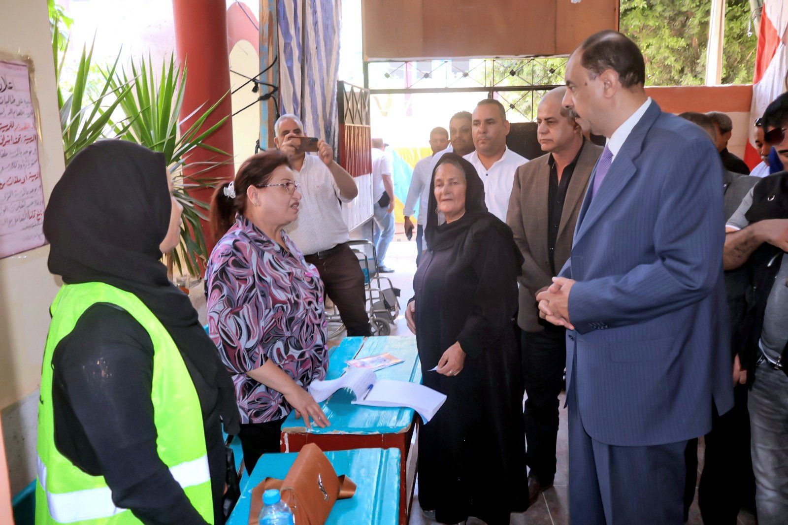 المحافظ يتفقد اللجان المحافظ يتفقد اللجان