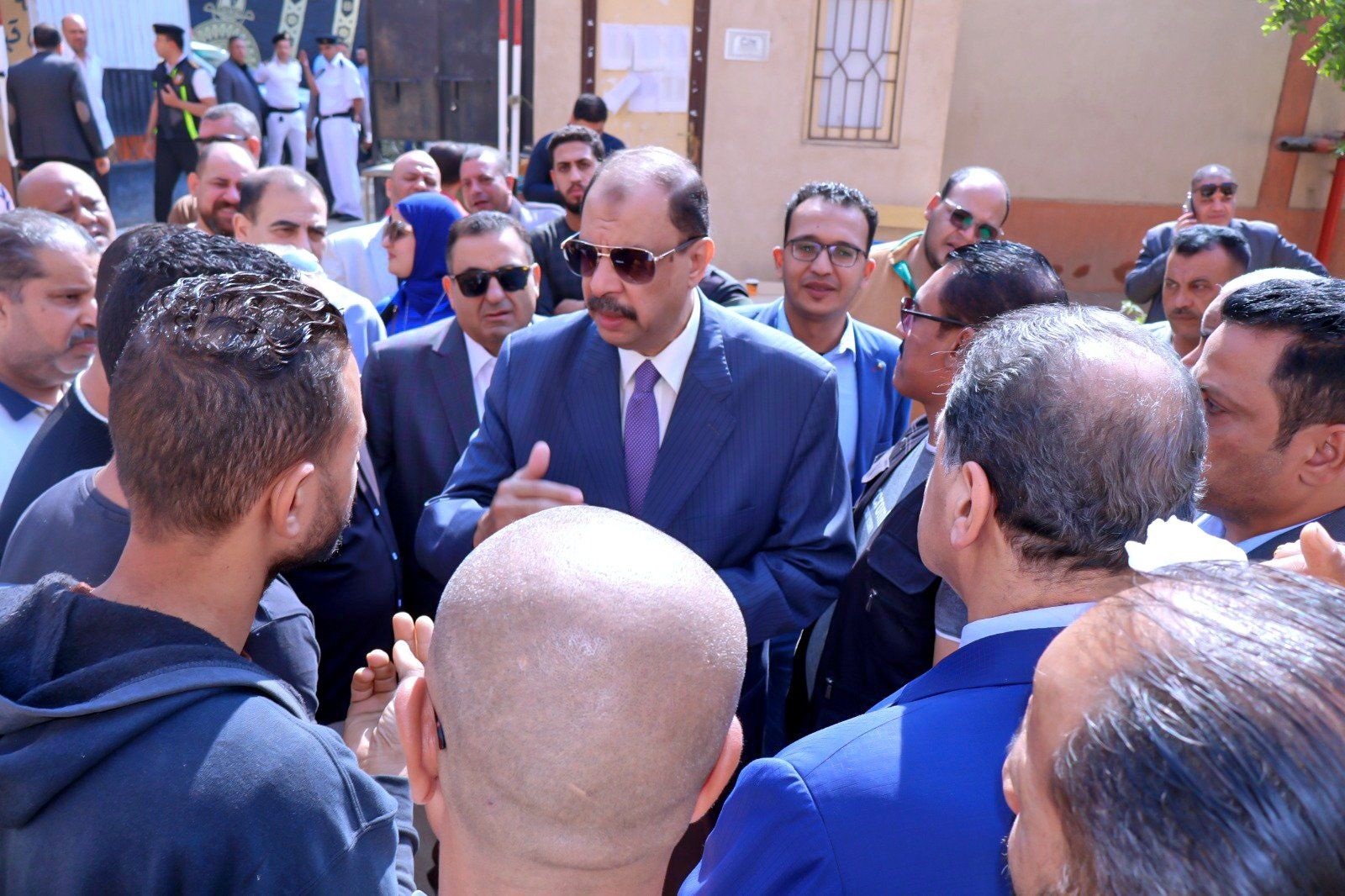 المحافظ مع الناخبين المحافظ مع الناخبين