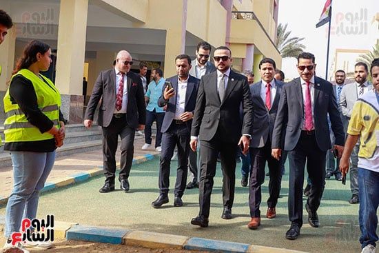 محمد الجارحى يدلى بصوته الانتخابى بالمدرسة اليابانية بالشيخ زايد (20)