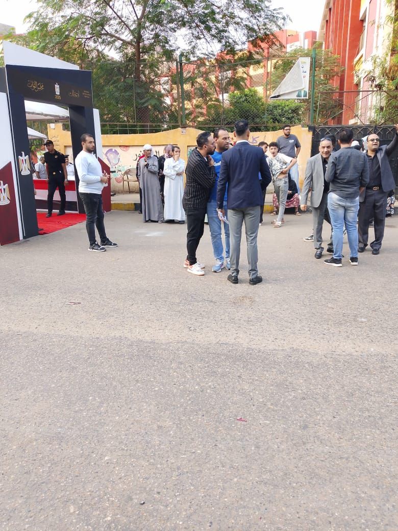 بدأ توافد عدد من المواطنين (1) بدأ توافد عدد من المواطنين (1)