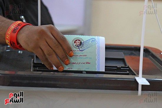 وضع الورقة ف صندوق الاقتراع