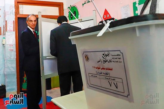 وزير الاتصالات يدلى بصوته فى انتخابات النواب (10) وزير الاتصالات يدلى بصوته فى انتخابات النواب (10)