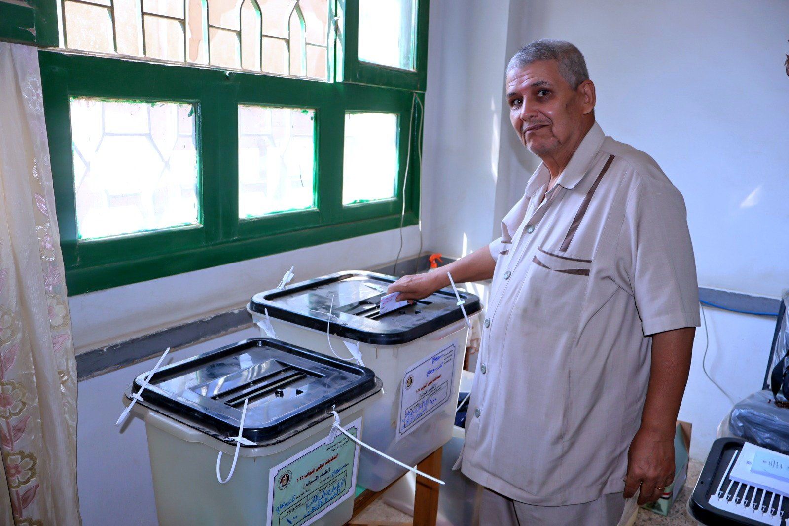 مواطن يدلى بصوته مواطن يدلى بصوته