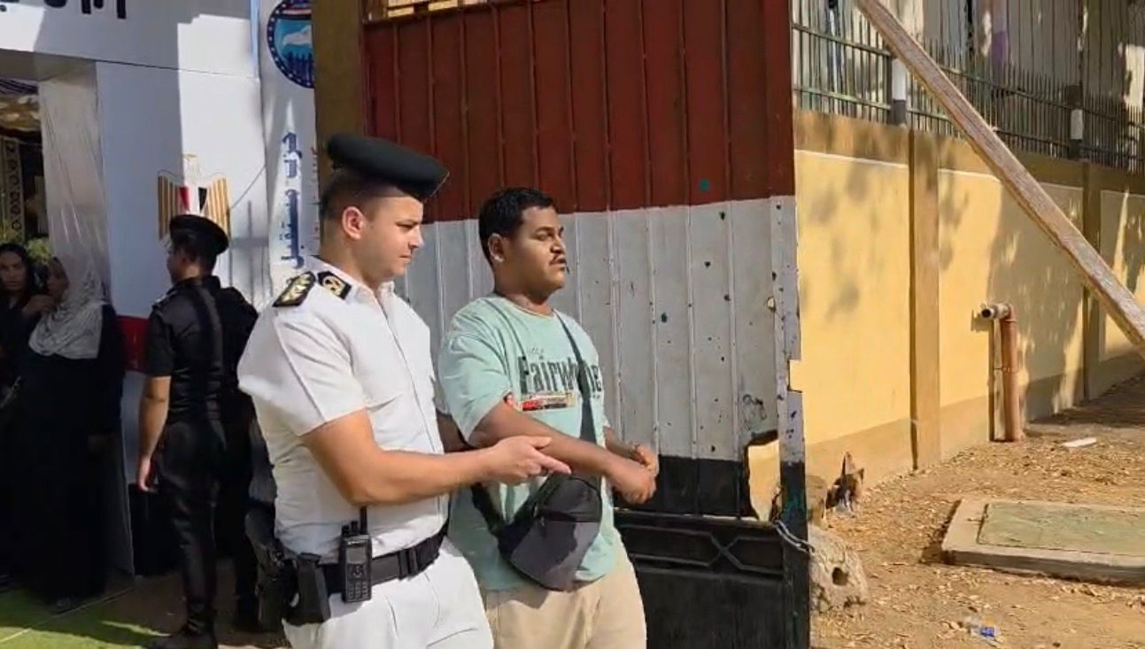 رجل شرطة يساعد كفيف على الادلاء بصوته فى انتخابات البرلمان رجل شرطة يساعد كفيف على الادلاء بصوته فى انتخابات البرلمان