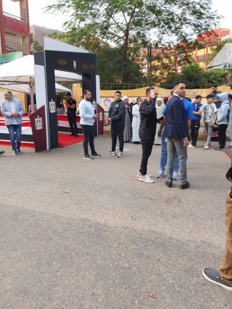 بدأ توافد عدد من المواطنين (2) بدأ توافد عدد من المواطنين (2)