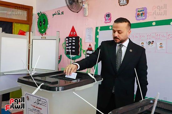 محمد الجارحى يدلى بصوته الانتخابى بالمدرسة اليابانية بالشيخ زايد (7)
