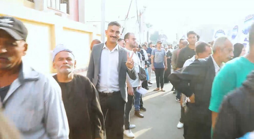 طوابير الشباب تمتد لعشرات الأمتار أمام لجان الجيزة (1) طوابير الشباب تمتد لعشرات الأمتار أمام لجان الجيزة (1)