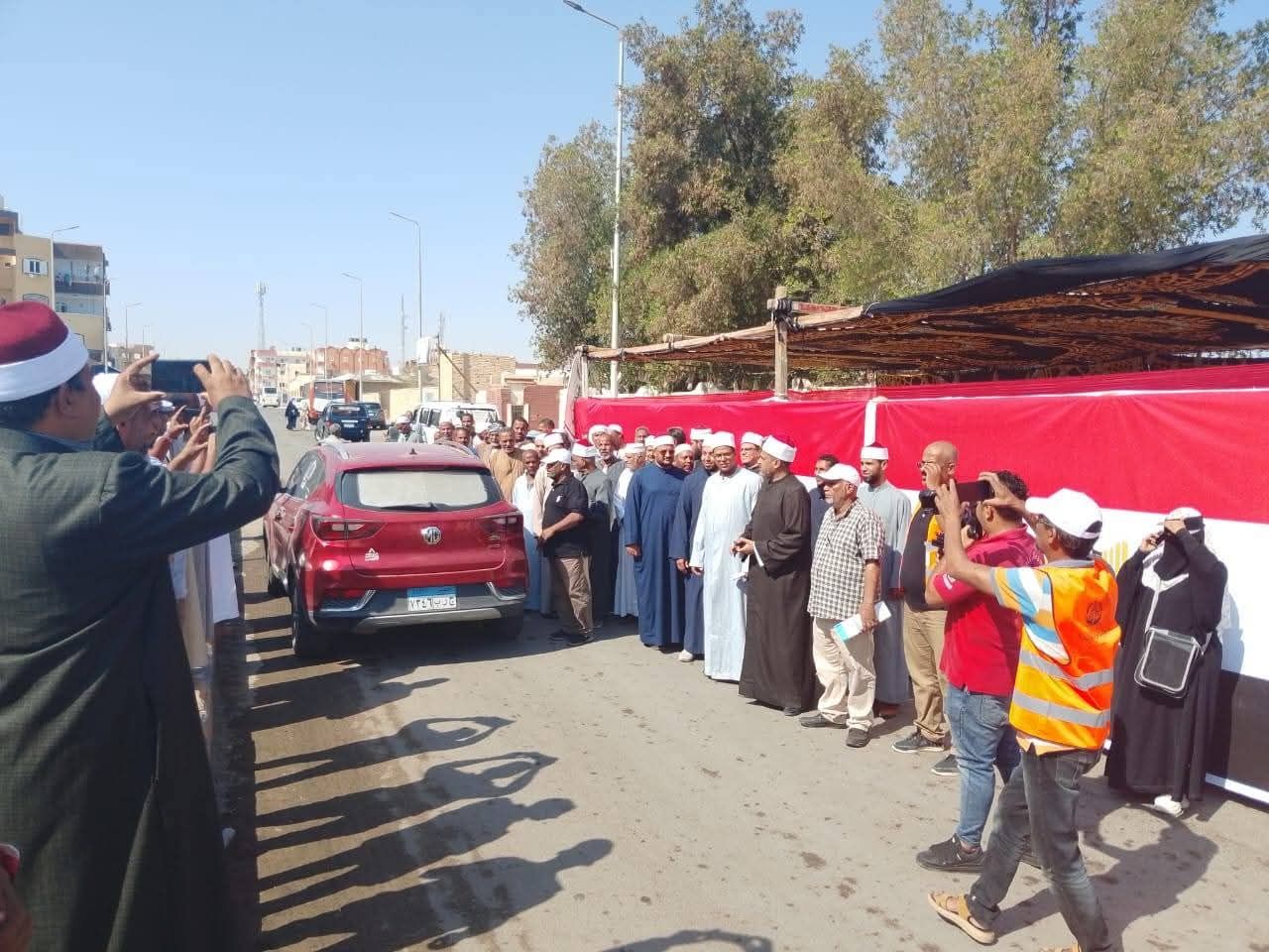 توافد أمام لجان مدينة القصير