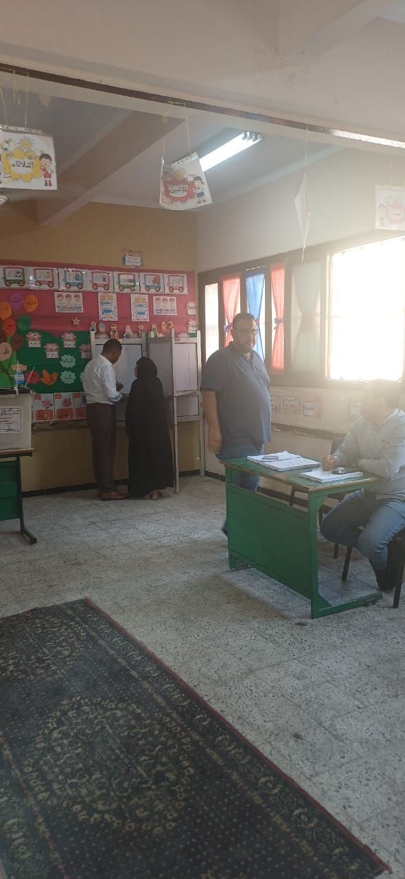 توافد الناخبين بعد انتهاء ساعة الراحة فى لجان إمبابة (3) توافد الناخبين بعد انتهاء ساعة الراحة فى لجان إمبابة (3)