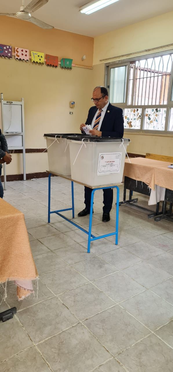 رئيس جامعة حلوان يدلي بصوته في الانتخابات (1) رئيس جامعة حلوان يدلي بصوته في الانتخابات (1)