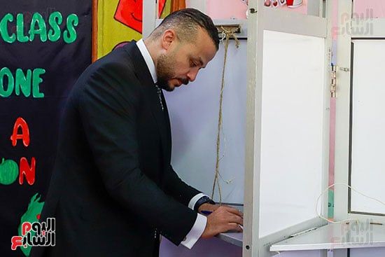 محمد الجارحى يدلى بصوته الانتخابى بالمدرسة اليابانية بالشيخ زايد (18)