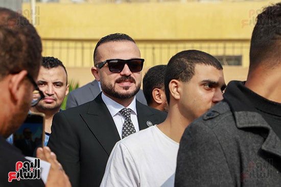 محمد الجارحى يدلى بصوته الانتخابى بالمدرسة اليابانية بالشيخ زايد (14)